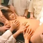 ポッチャリお腹の妊婦を拘束し鬼畜医師達が輪姦中出しレイプ！