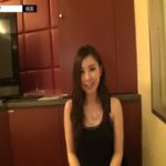 綺麗なお姉さんが笑顔で服を脱ぎ、おっぱいを見せてくれる