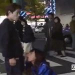 繁華街の人通りの多い横断歩道の横でモロに見られながらフェラ！