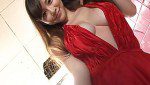 胸が大きく開いた真っ赤なドレスが超セクシーな巨乳グラドル