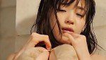 全裸みたいに見えるエッチな水着姿で寄せ乳してる巨乳美女がエロいわ～