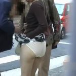 信号待ちするお姉さんを偶然を装い鞄でイタズラしパンツ丸見え！