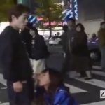 繁華街の人通りの多い横断歩道の横でモロに見られながらフェラ！